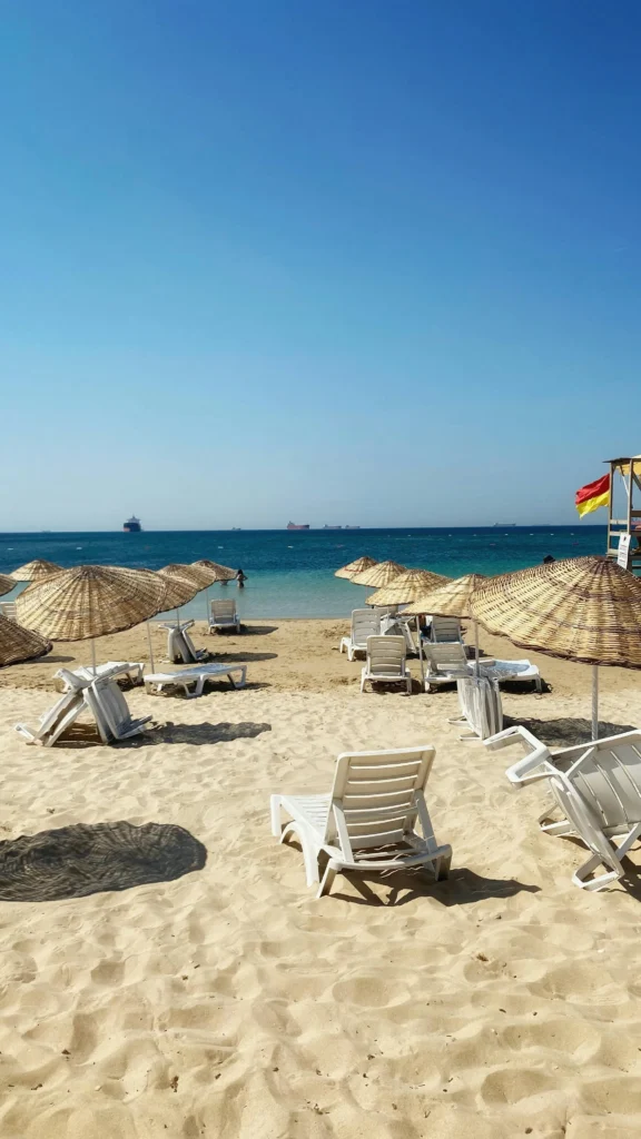 une plage et des transats ร Majorque