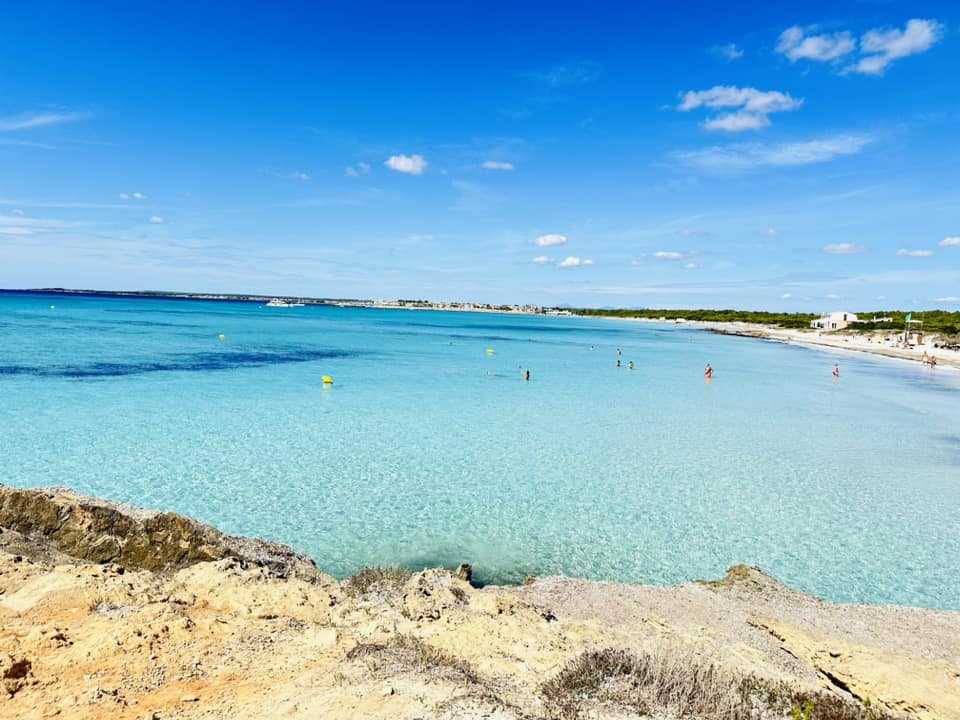 Tu veux éviter la foule et les prix fous à Majorque ?
Viens entre mars et juin, ou entre septembre et novembre : l’eau est encore chaude, le soleil bien présent, et les plages sont presque vides.
