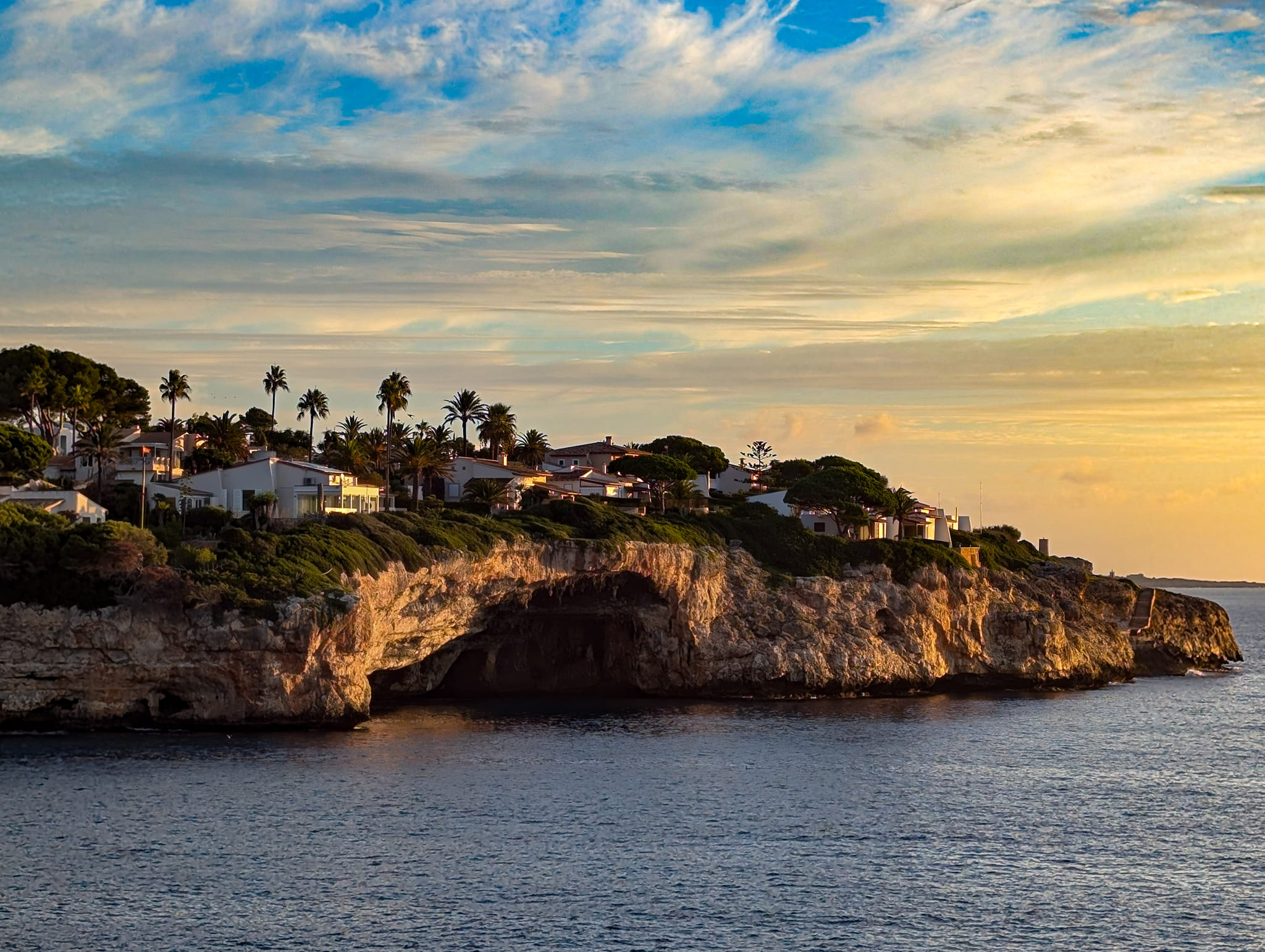 Octobre est pour moi l’un des meilleurs mois pour visiter Majorque. Vous profitez encore de la mer, mais sans la foule, vous découvrez une île plus authentique, et vous pouvez alterner plages, randonnées, culture et gastronomie.