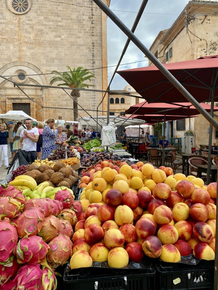 Même en novembre, les marchés de Majorque restent très vivants — c’est le meilleur moment pour découvrir les produits locaux sans la foule.