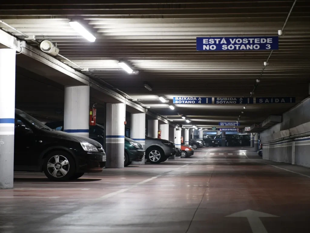 Une photo de parking