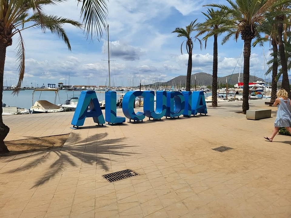 Guide de voyage pour la baie d&rsquo;Alcudia : Eau turquoise & sable blanc