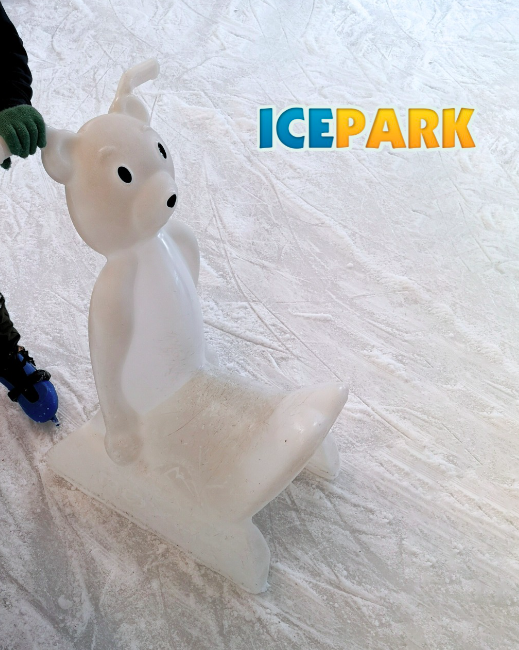 Patinoire à Palma : Une patinoire éphémère est installée au cœur de la ville pour le plus grand plaisir des enfants et des adultes.