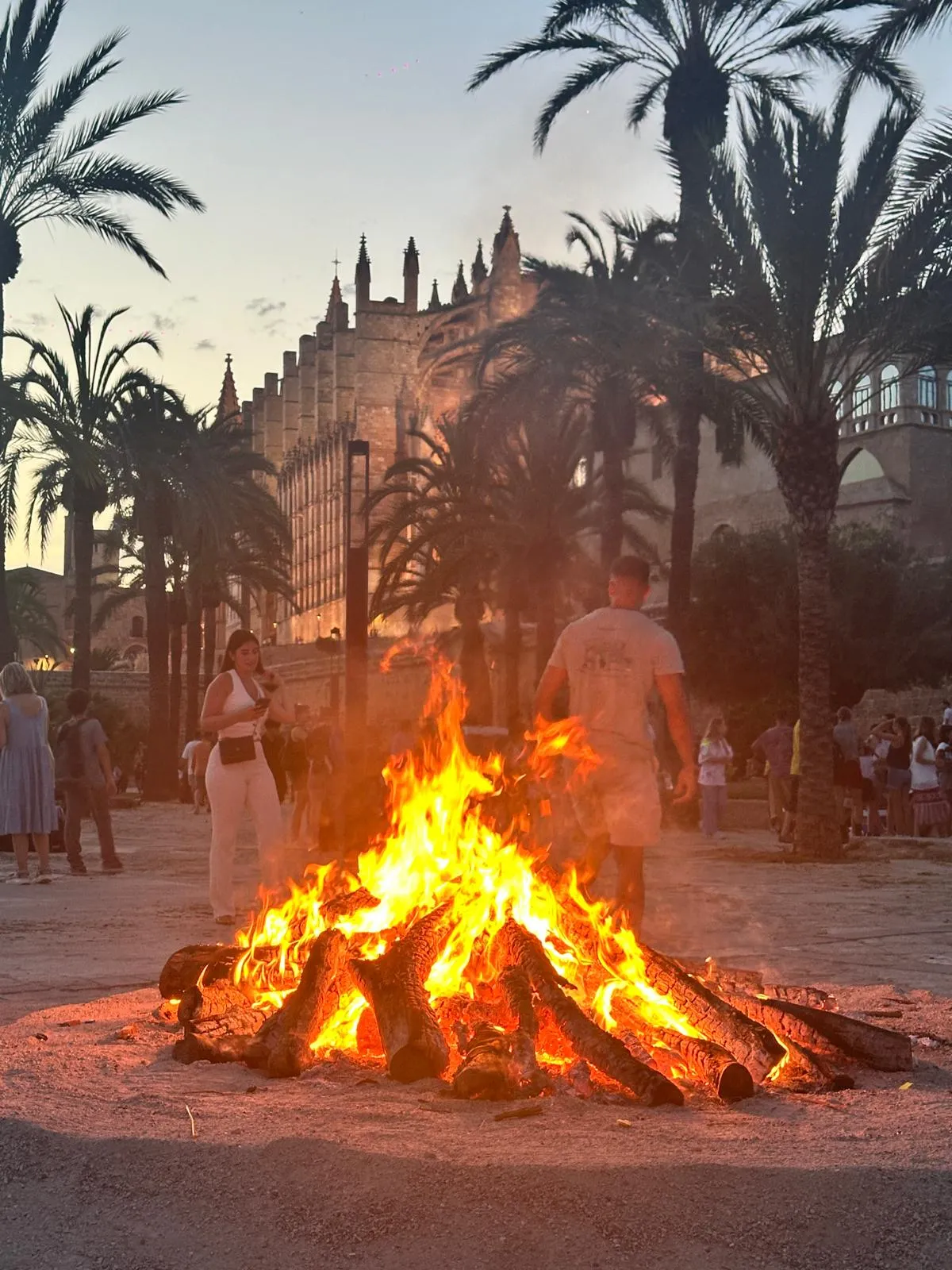 La Saint Jean ร Majorque : une nuit magique entre feu, mer et traditions